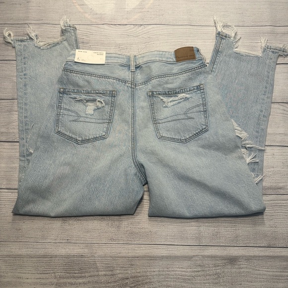NWT American Eagle Blown Out Blue Strigid Ripped Mom Jeans - Size 4 SHORT - Picture 4 of 9